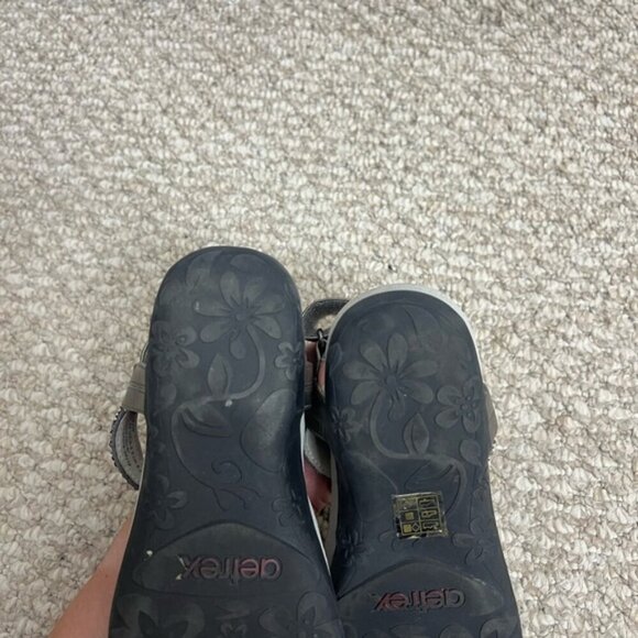 Aetrex® Lindsey Embellished Arch Support Memory Foam Sandal silver gray size 5 - Picture 8 of 11